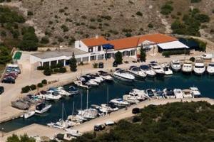 Charter-Kroatien-Simuni: Die Marina Simuni bietet Seglern die M�glichkeit Reparaturen durchf�hren zu lassen