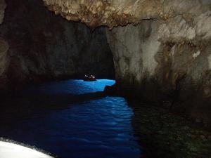 Charter-Kroatien-Sukosan: Die blaue Grotte von Bisevo